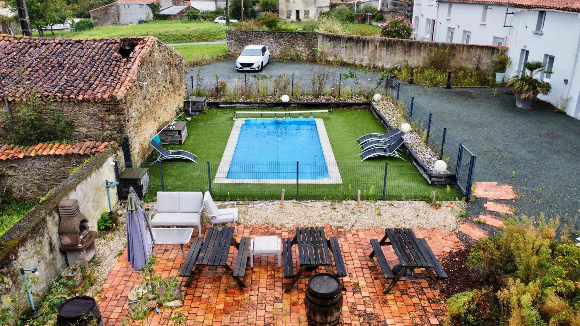Domaine Des 5 Roses - Rose Rouge Apartment La Guierche Ngoại thất bức ảnh