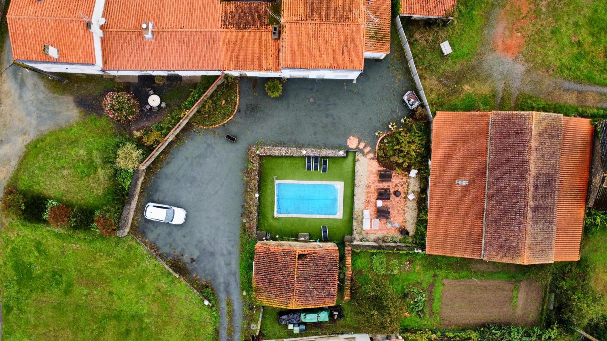 Domaine Des 5 Roses - Rose Rouge Apartment La Guierche Ngoại thất bức ảnh